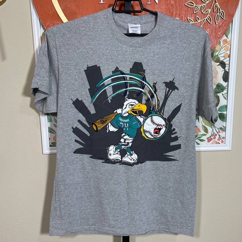 Seattle Fanhawk t-Shirt, Mariners, Seahawk, Seattle NWT Grey